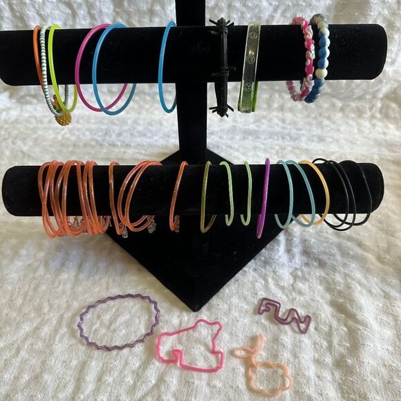 J392 Bulk Bundle of 36 Plastic & Rubber Bracelets - Picture 1 of 5